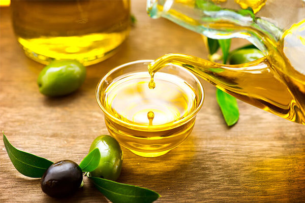 olive oil in glas